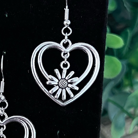 NWOT - Elegant Silver Heart Floral Earrings - Picture 3 of 4